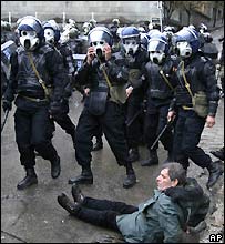 _44224173_riotpolice_ap203b.jpg