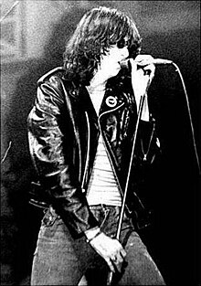 220px-Joeyramone.jpg